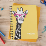Drôle Geek Giraffe Nom 2024 Planificateur<br><div class="desc">Personnalisé et amusant planificateur 2024 avec un arrière - plan jaune vif qui peut être changée en n'importe quelle couleur,  une girafe geek décalée avec des lunettes roses,  votre nom et l'année.</div>