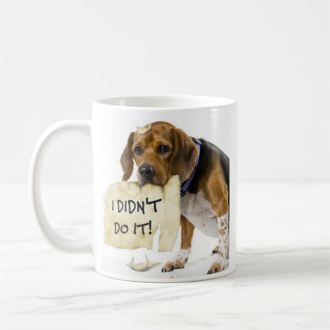 Drôle mauvais chien dans la tasse de café de la ma (Gauche)