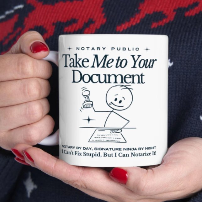 Drôle Notaire Public Mug - Emmenez-moi dans votre  (Person holding a funny notary white mug with the phrase 'Take Me to Your Document'.)