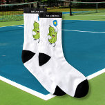 Drôle Pickle Jouer Pickleball Je suis un Big Dill<br><div class="desc">Chaussettes amusantes avec un pickle tenant une pagaie de pickleball jouant au pickleball.  Le texte dit : "Je suis une grosse poule". Parfait pour tous ceux qui aiment le pickleball.</div>