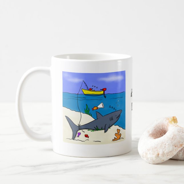 Drôle poisson et requin pêche bande dessinée mug (Avec donut)