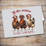 Drôle Poulets dans les lumières Carte de Noël<br><div class="desc">Voici une jolie carte de Noël pour les enfants et les adultes. Le front a une image amusante de trois poulets en casquettes de Père Noël rouge et blanc. Chacune d'entre elles est enveloppée de cordes de lumières colorées. Le texte rouge dit "C'est la saison pour être CHICKING". Les deux...</div>
