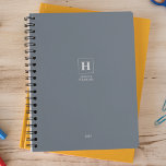 Dusty Blue Classic Monogramme personnel hebdomadai<br><div class="desc">Un simple planificateur annuel de papeterie personnelle avec un monogramme classique dans une bordure carré. Planificateur annuel (12 mois) avec des aperçus mensuels ouverts et des feuilles de planification hebdomadaires. Contact pour assistance à la personnalisation.</div>