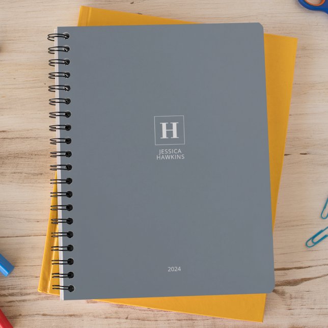 Dusty Blue Classic Monogramme personnel hebdomadai (Créateur téléchargé)