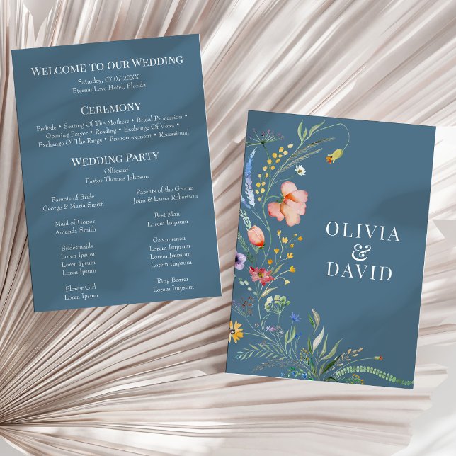 Dusty Blue Fleur sauvage Meadow Wedding Programme (Dusty Blue Wildflower Meadow Wedding Program on a sunny neutral dry palm leaf.)