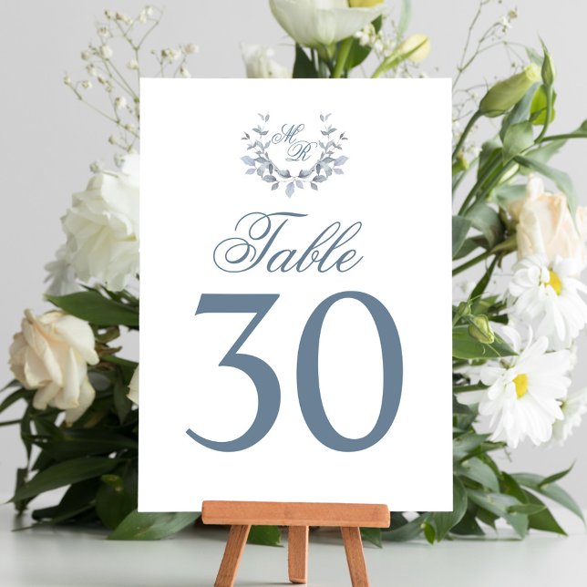 Dusty Blue Mariage Numéro de table Monogram Motif (Elegant dusty blue wedding table number card.)