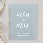 Dusty Blue Miss à Mme Wedding planner<br><div class="desc">Carnet wedding planner sur mesure avec design de script à la main moderne "Miss to Mrs" sur arrière - plan bleu poussiéreux.</div>