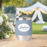Dusty Blue Stylisé Mariage Groomsman<br><div class="desc">Offrez à votre toiletteur mariage ce croustillant en acier inoxydable tendance et personnalisé avec son nom en écriture stylisée dans un design blanc et ovale. La couleur et le script de l'Arrière - plan est bleu poussiéreux. Personnalisez votre cave à vin en éditant et en remplaçant le nom par le...</div>