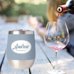 Dusty Blue Stylisé Mariage Nom du fabricant<br><div class="desc">Offrez à votre toiletteur mariage ce croustillant en acier inoxydable tendance et personnalisé avec son nom en écriture stylisée dans un design blanc et ovale. La couleur et le script de l'Arrière - plan est bleu poussiéreux. Personnalisez votre cave à vin en éditant et en remplaçant le nom par le...</div>