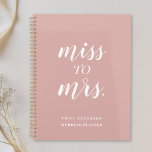 Dusty Rose Mlle à Mme Mariage<br><div class="desc">Carnet wedding planner sur mesure avec design de script à main moderne "Miss to Mrs" sur arrière - plan rose poussiéreux.</div>