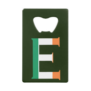 E Monogramme superposé sur le bocal drapeau irland