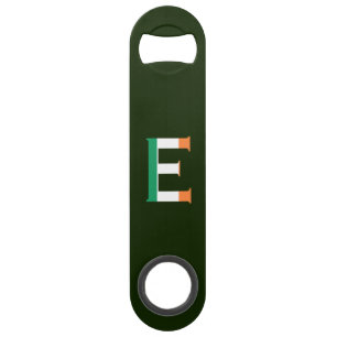 E Monogramme superposé sur le bocal drapeau irland