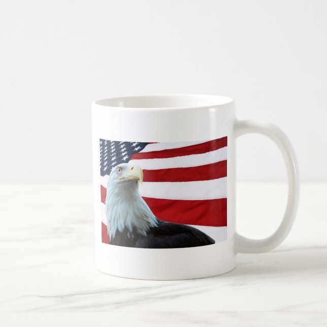 Eagle chauve contre la tasse de drapeau américain (Droite)
