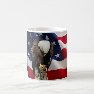 Eagle triste sur la tasse de prière de drapeau