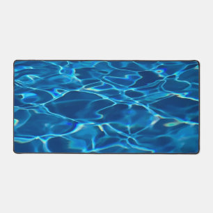 Eau de la piscine bleu foncé