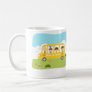 École d'autobus de nouveau à la tasse d'école