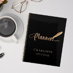 École d'or rose noir travail typographie 2025<br><div class="desc">Un arrière - plan noir chic,  décoré d'un stylo en plumes. Personnalisez et ajoutez un nom et une année. Texte en or : Planificateur</div>