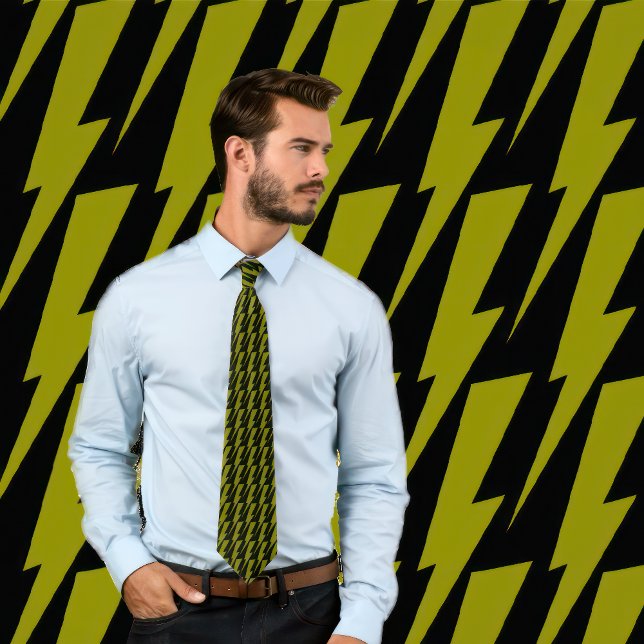 Écran à cravate à éclair d'olive et de noir (Man wears a necktie featuring a olive green lightning pattern on black.)