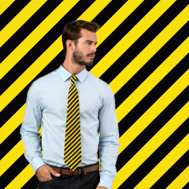 Écran à cravate rayé classique en or et en diagona (Man wears a gold and black diagonal striped necktie.)