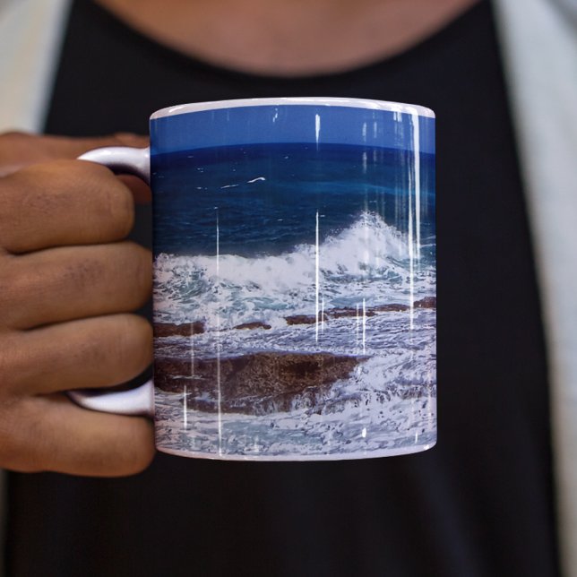 Écraser Des Vagues Sur Des Rochers De Mug (Créateur téléchargé)