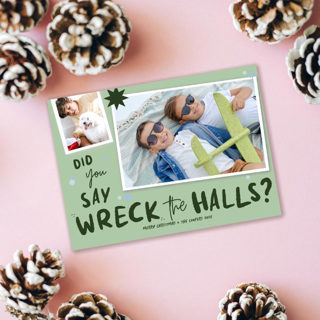 Ecraser les Halls, drôle de carte photo de Noël (Wreck the halls photo holiday card shown on pink background surrounded by winter pine cones)