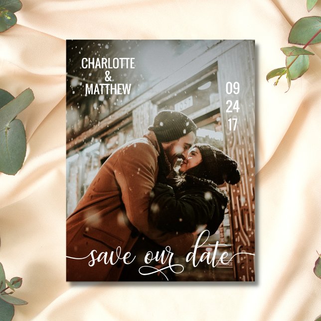 Écriture Blanche Moderne Faire-Part de Mariage SAU (Modern White Script Wedding SAVE OUR DATE w PHOTO Announcement Postcard)
