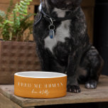 Écuelle Funny Feed Me Human | Monogram Bowl<br><div class="desc">Rendre le temps d'alimentation plus amusant avec ce personnalisable Funny Feed Me Human | Monogram Pet Bowl ! Avec un design épuré et minimaliste et un message ludique - "Feed Me Human, love [Your Pet's Name]" - ce bol en céramique est parfait pour ajouter une touche personnelle à la routine...</div>