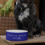 Écuelle Funny Feed Me Human | Monogram Bowl<br><div class="desc">Rendre le temps d'alimentation plus amusant avec ce personnalisable Funny Feed Me Human | Monogram Pet Bowl ! Avec un design épuré et minimaliste et un message ludique - "Feed Me Human, love [Your Pet's Name]" - ce bol en céramique est parfait pour ajouter une touche personnelle à la routine...</div>