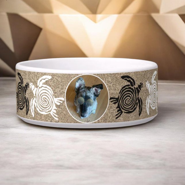 Écuelle Photo de compagnie de tortues sur une plage de sab (Custom photo ceramic pet bowl with tribal art turtles around the outside of the bowl.)