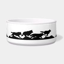 Silhouette de Wolf Noir en course avec le pack