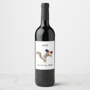Écureuil avec Étiquettes de vin Rose