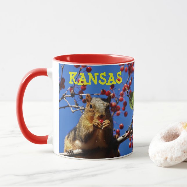 Écureuil Kansas mangeant une Mug de café Berry rou (Avec donut)