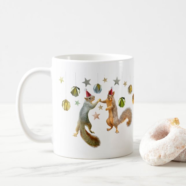 Écureuils avec étoiles et boules d'or Mug de vacan (Avec donut)