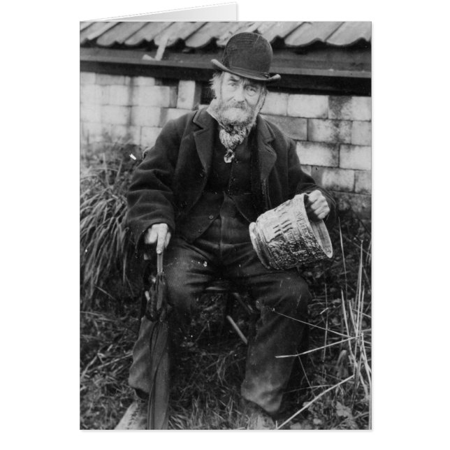 Edward Bingham tenant l'un de ses Châteaux (Devant)