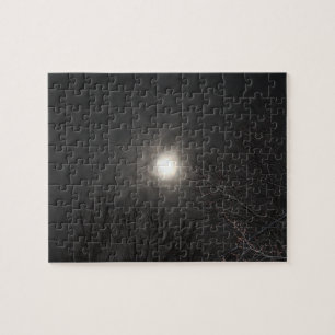 Eerie Moon Dans Le Puzzle Des Nuages