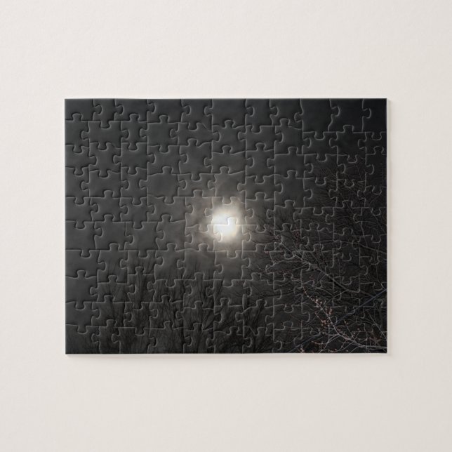 Eerie Moon Dans Le Puzzle Des Nuages (Horizontal)