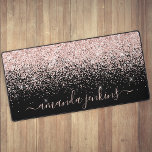 Effet de Parties scintillant d'or Rose personnalis<br><div class="desc">Voici notre dernier accessoire de bureau indispensable - l'élégant rose Gold Desk Top Mat! Personnalisez ce beau tapis avec votre nom en caractères de script délicats et élevez votre espace de travail esthétique. Découvrez comment cette pièce étonnante peut apporter une touche d'étincelle et d'inspiration à votre quotidien.</div>