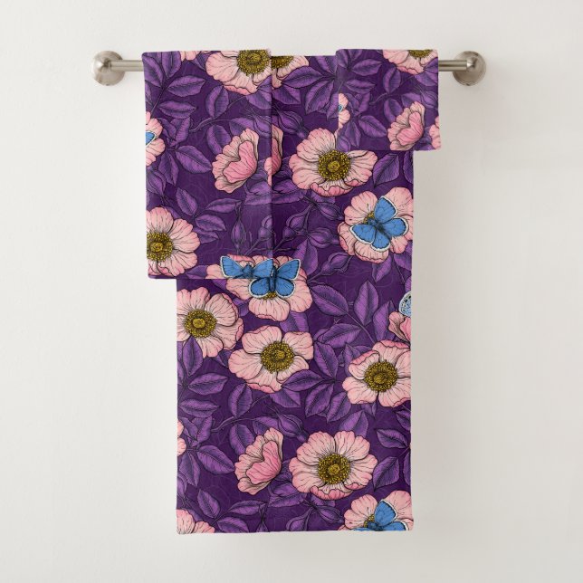 Églantier et papillons en rose et violet (En situation)
