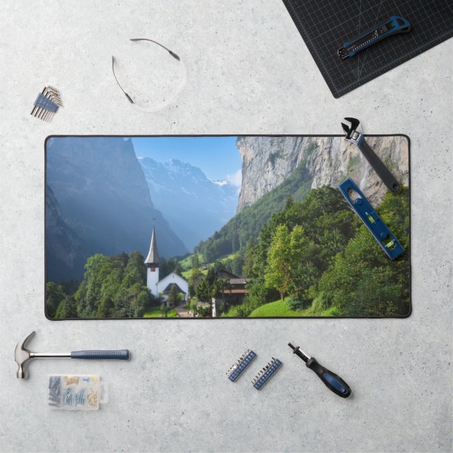 Eglise dans la vallée de Lauterbrunnen, Suisse (Poste de travail)