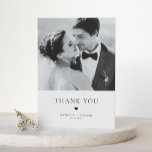 Elegance moderne Typographie noire Mariage Merci<br><div class="desc">Elegance moderne Typographie Noire Carte de remerciements Mariage | Envoyez nos remerciements à votre famille et à vos amis pour avoir participé à votre journée spéciale avec ce carte de remerciements mariage personnalisable. Il présente une typographie minimaliste avec illustration cardiaque. Mettez votre photo de mariage préférée à l'avant de la...</div>