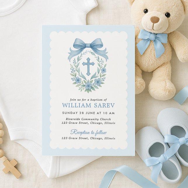 Élégant Baptême de la Bow Bleue Invitation pour Ga (Baby boy baptism invitation with floral wreath and blue bow – flat lay with shoes and teddy)
