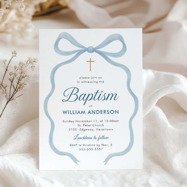Élégant baptême Invitation avec Bleu Bow et Croix (Classic Baptism invitation with blue bow and cross on soft fabric backdrop.)