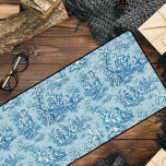 Elégant bleu vintage turquoise toile de jouy<br><div class="desc">Elégant tapis de bureau en monogramme bleu turquoise vintage toile de jouy. Les gravures de toile sont un véritable régal en ce moment, c'est un motif élégant et orné de toile de jouy vintage qui présente une belle scène romantique de la campagne française. Ce style motif est actuellement tendance pour...</div>