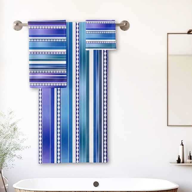 Elégant bleu violet Abstrait Motif rayé (Bathroom towel set with an abstract artistic stripe pattern in teal blue and purple with white.)
