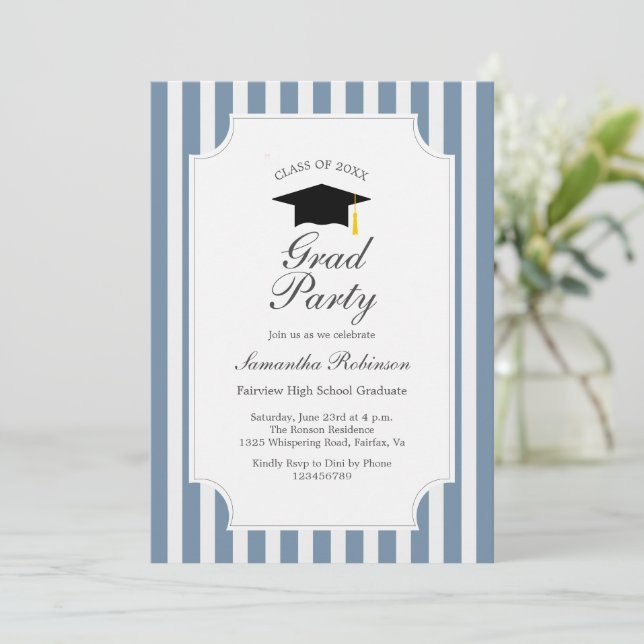 Elégant Blue Stripes Graduation Party Invitation (Debout devant)