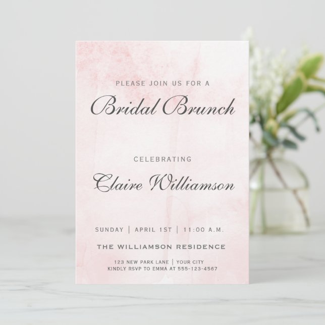 Elégant Blush Watercolor Bridal Brunch Invitation (Debout devant)