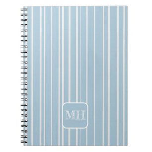 Élégant cahier bleu bébé rayé avec monogramme