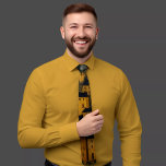 Elégant Château Motif Cravate Jaune<br><div class="desc">Élevez votre style avec cette cravate de mode unique inspirée par la beauté majestueuse des châteaux et la chaleur des tournesols. La salle de motif est complexe et dispose de petites fenêtres et de tourelles qui rendent hommage à l'architecture historique, tandis que les teintes jaunes audacieuses évoquent la vitalité de...</div>