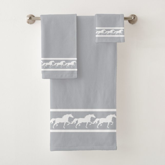Elegant, Chic White Horses on Light Silver Gray (En situation)