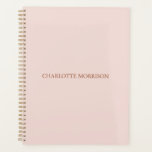 Élégant classique blush rose nom personnalisé mono<br><div class="desc">Elégant nom personnalisé monogramme bleu rose uni couleur uni personnalisé planificateur. Design minimaliste,  simple,  moderne,  chic et élégant. Rose Dusty personnalisable texte serif sur un arrière - plan couleur uni rose vif. Idéal pour l'école,  le bureau ou l'usage personnel.</div>